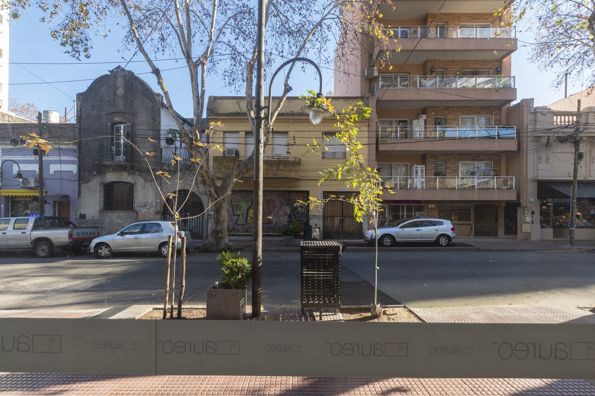 Vereda amplia y arbolado