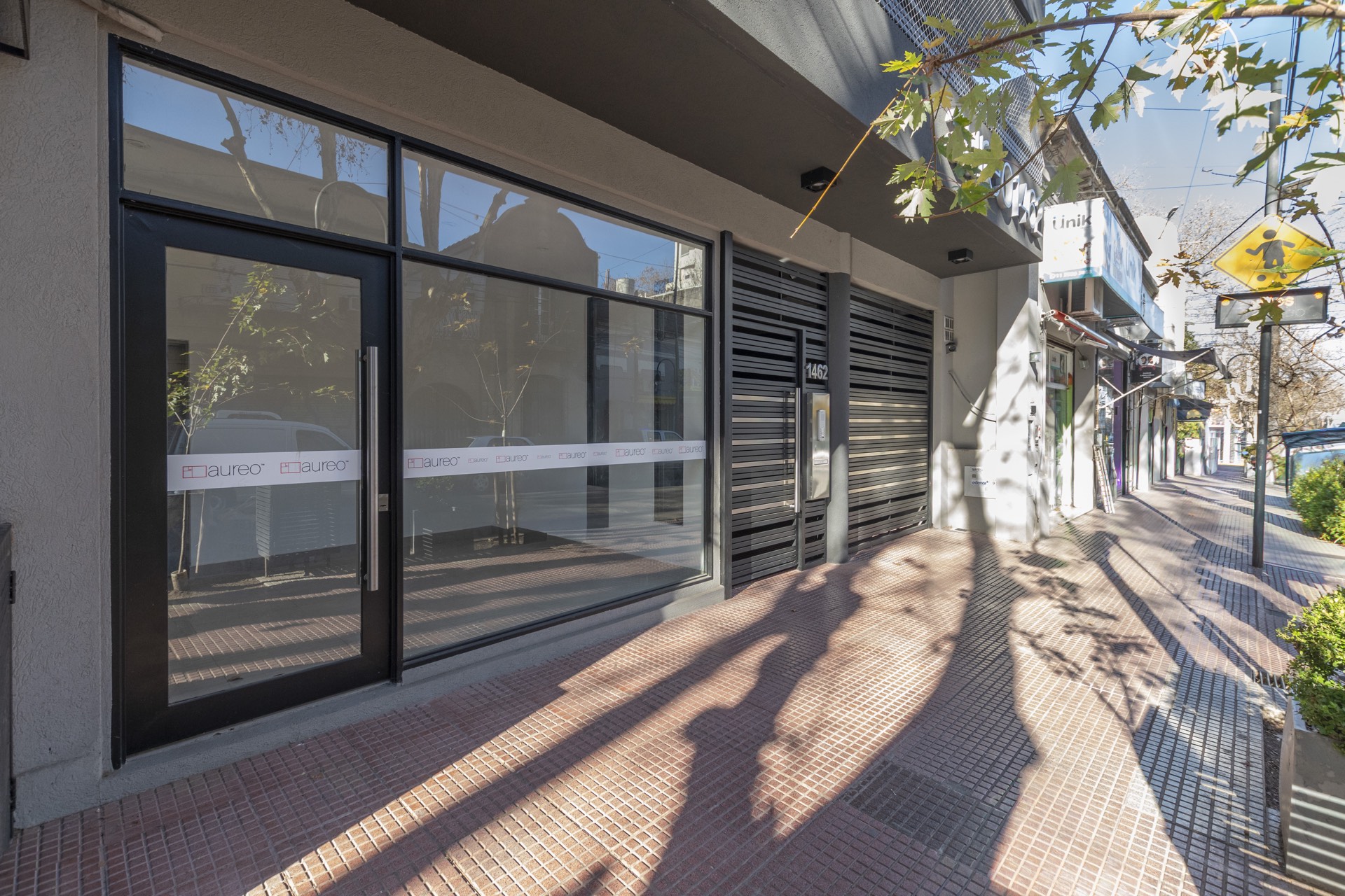 Fachada, puerta de ingreso