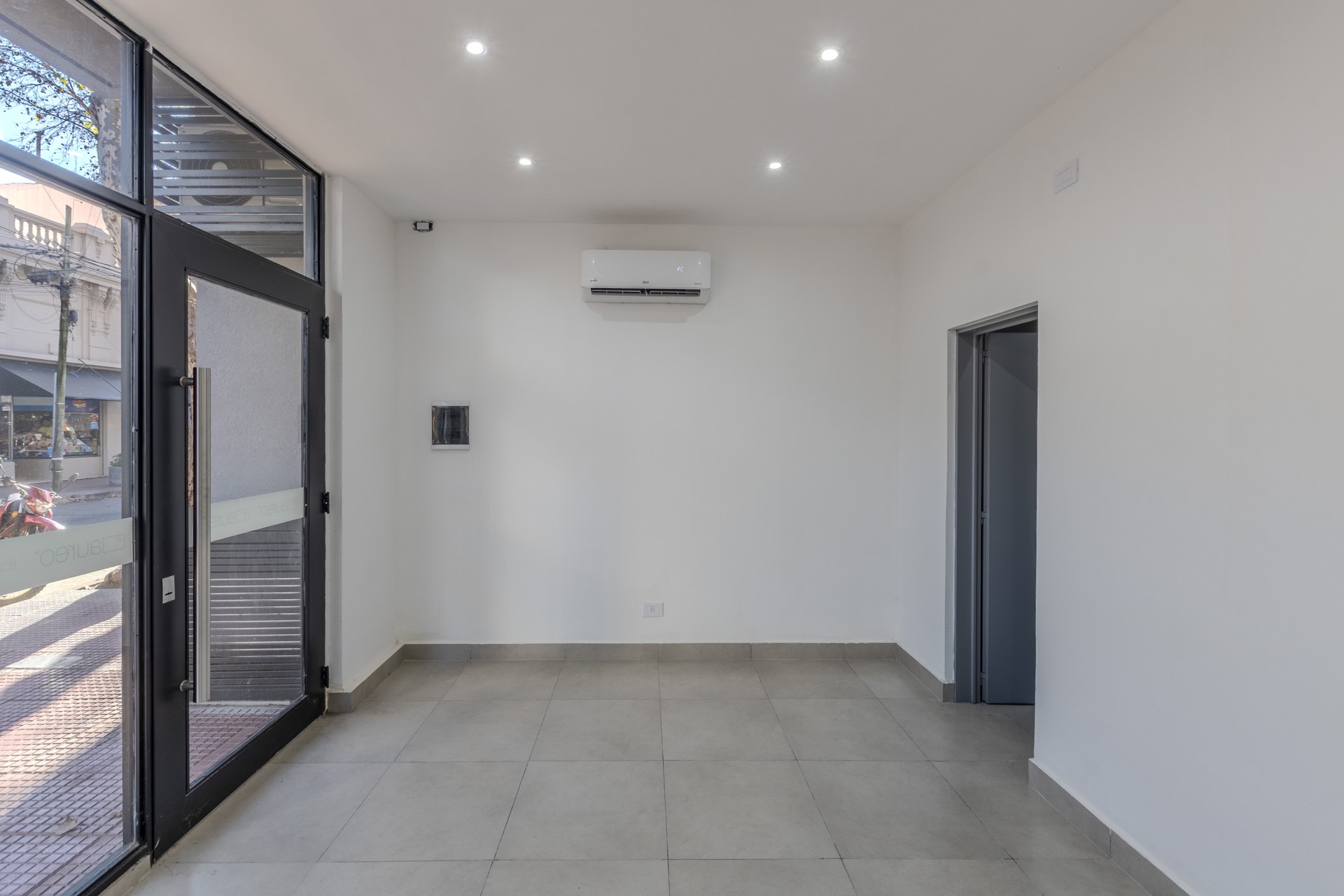 Interior, piso porcelanato gris