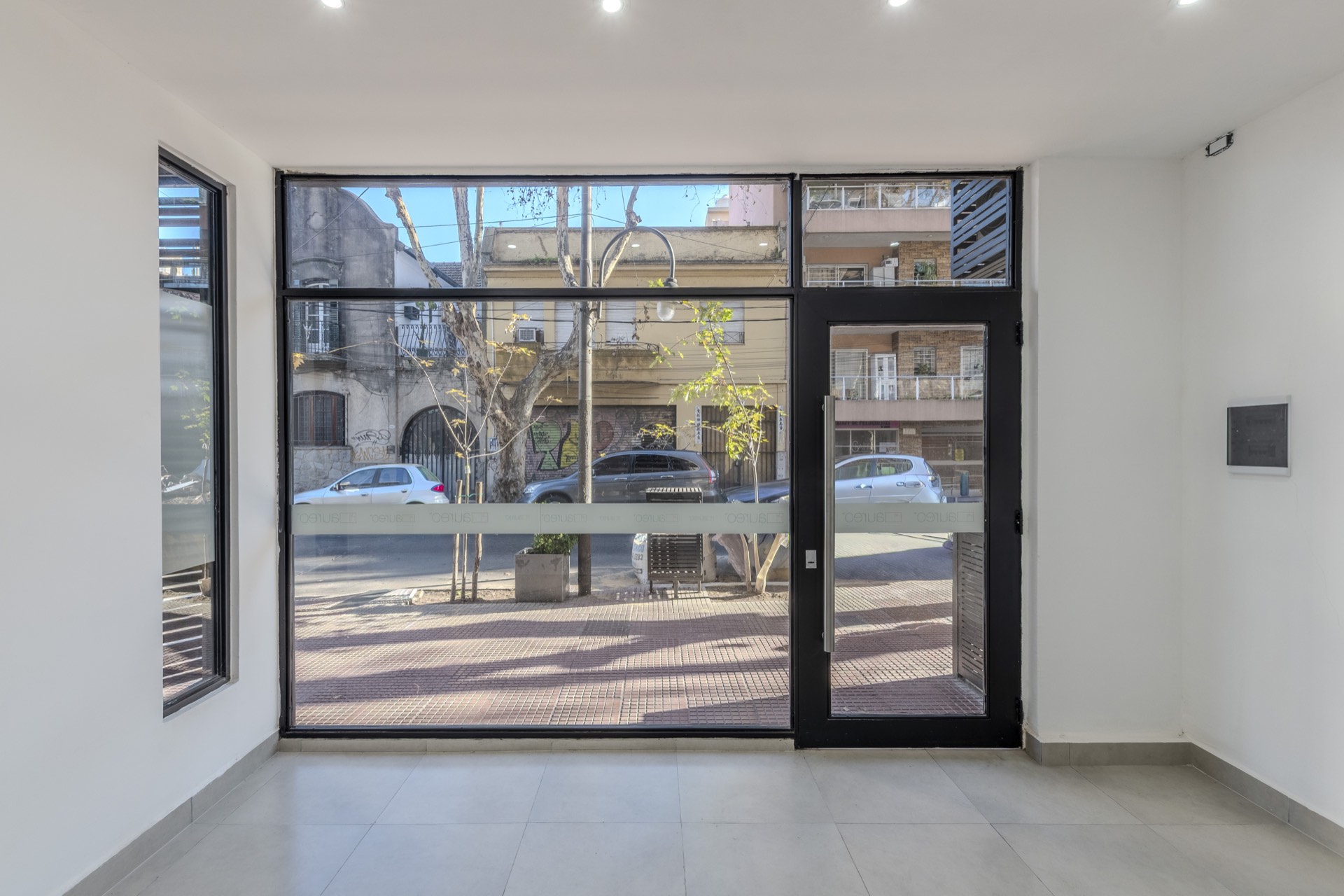 Interior, vista a la calle